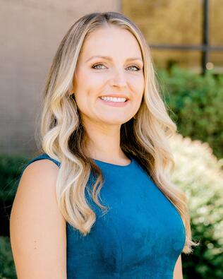 Headshot of Holly Lennox