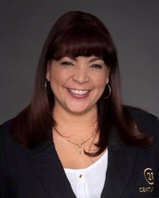 Headshot of Dennisse Nieves