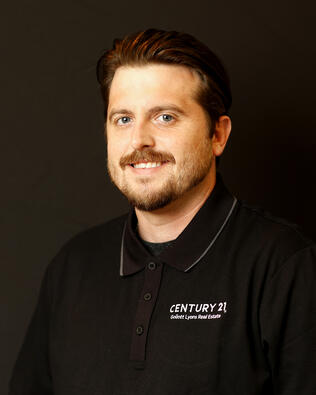Headshot of Miles Buchanan REALTOR®