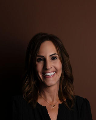Headshot of Robyn Hyden