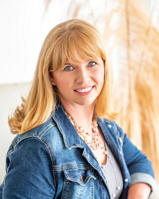 Headshot of Crystal Lowe