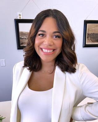 Headshot of Christina Knighton