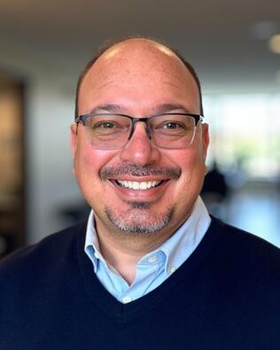 Headshot of Elvis Dias