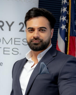 Headshot of Vugar Hasanov
