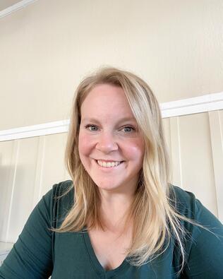 Headshot of Julie Roberts