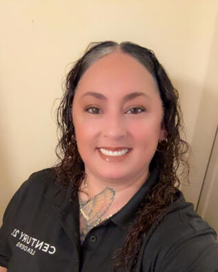 Headshot of Elena Calderon