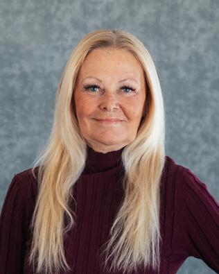 Headshot of Barbi Mapes