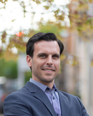 Headshot of John DelViscio