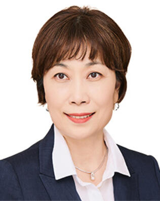 Headshot of Monica Chin
