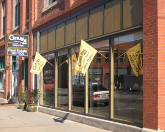 Photo depicting the building for CENTURY 21 Goodyear Green