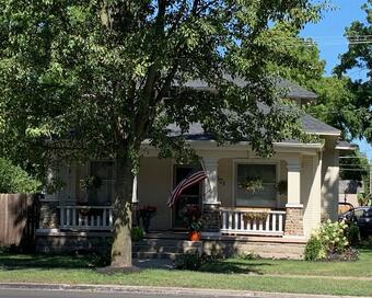 Photo depicting the building for CENTURY 21 Circle