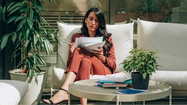 Mujer agente de bienes raíces de CENTURY 21 analisando papeles de propiedades