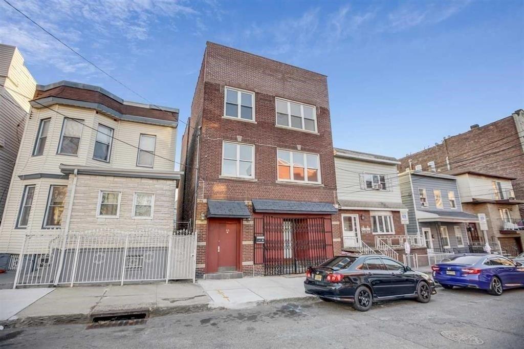 Property Image for 99 STUYVESANT AVE Ground Floor