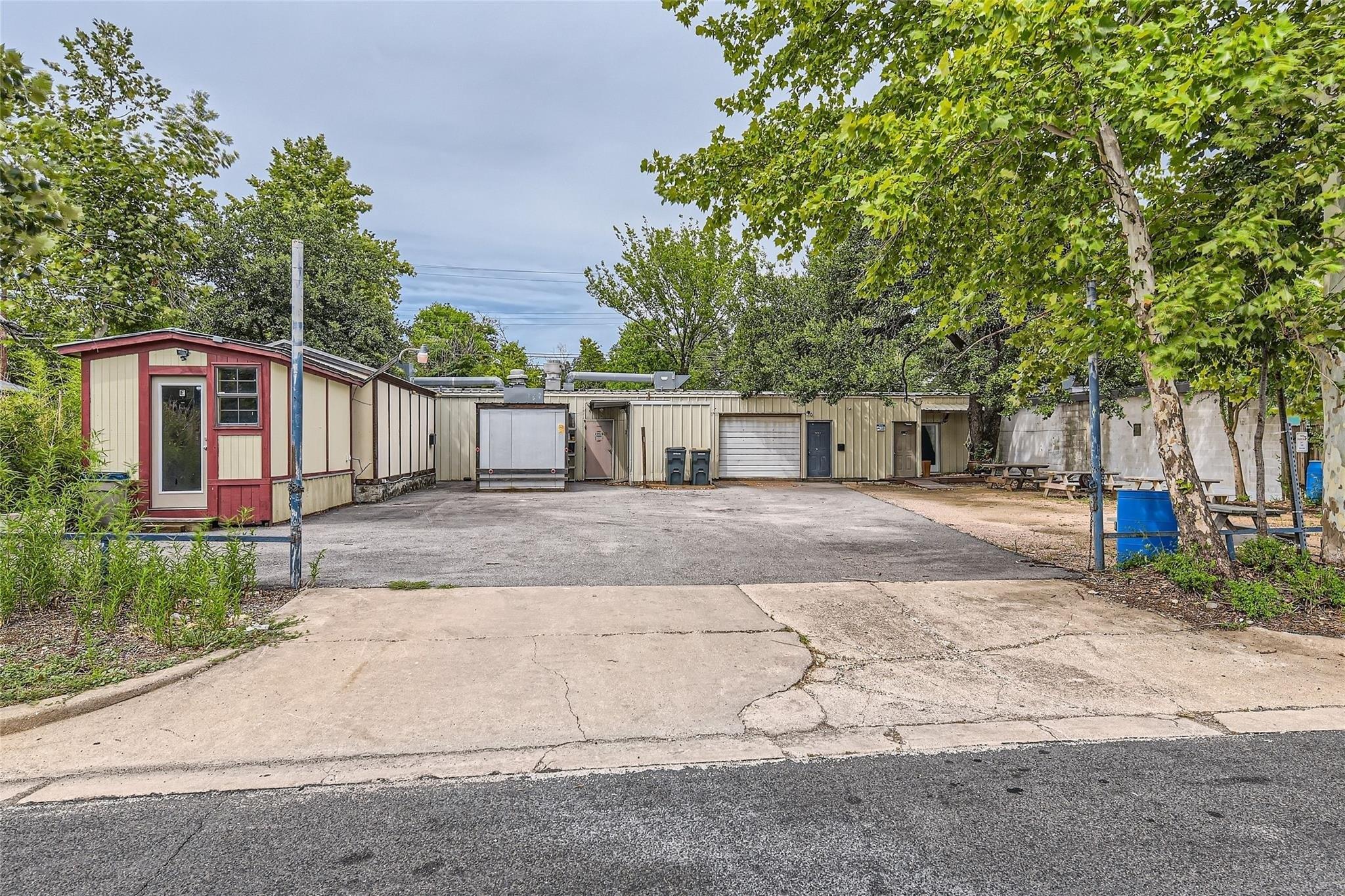 Property Image for 2002 Southern Oaks DR