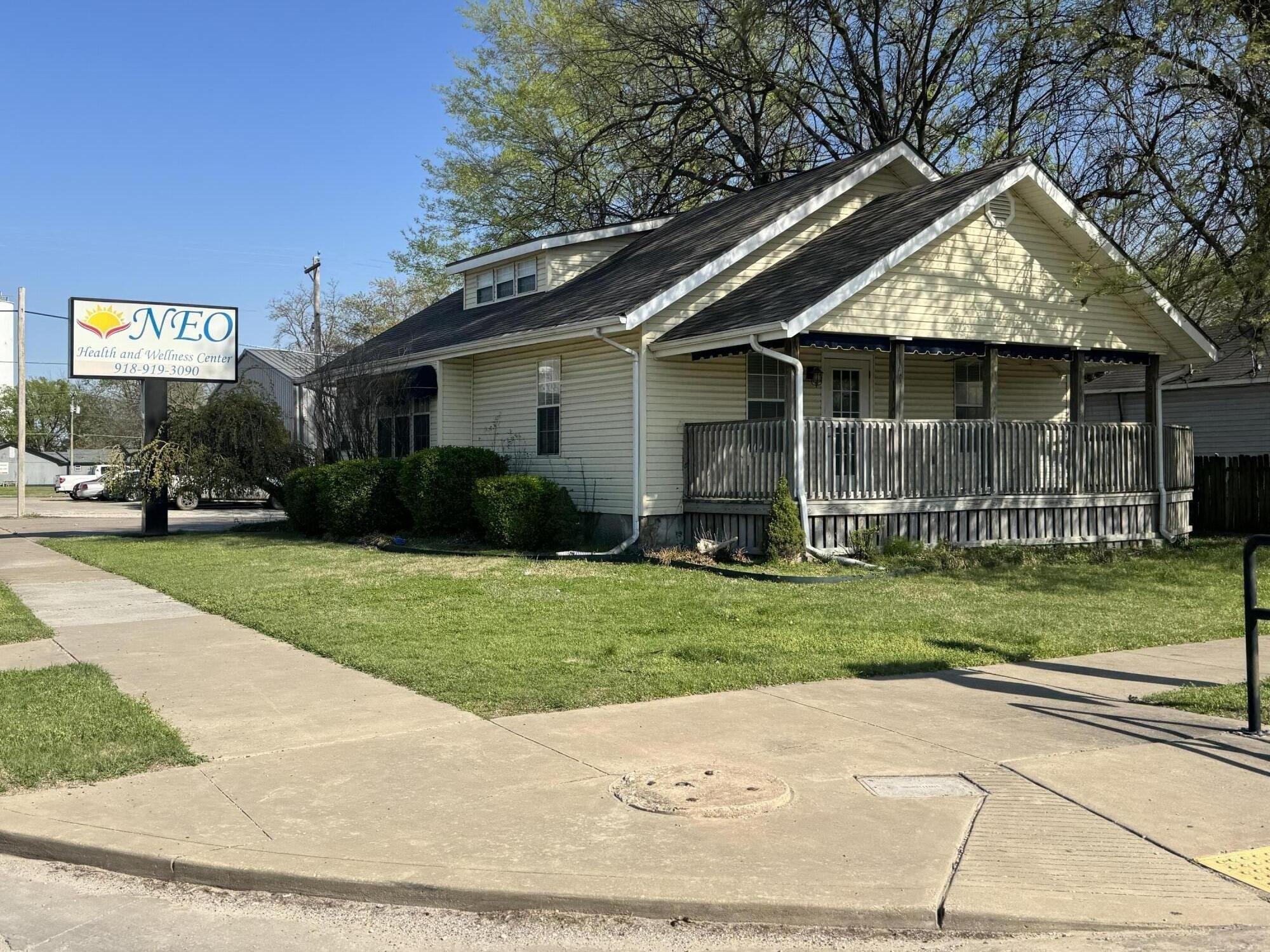 Property Image for 102 E Steve Owens Boulevard