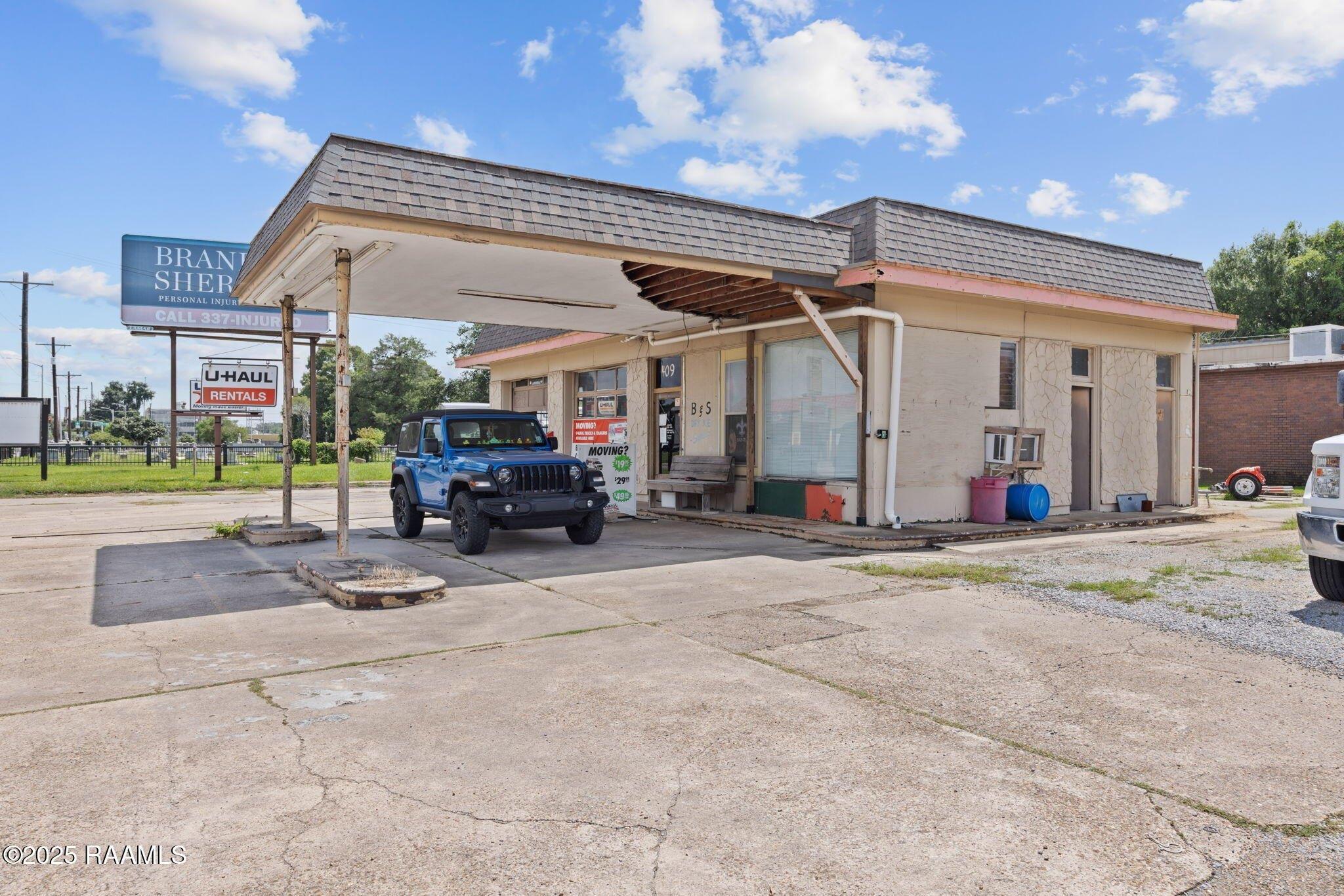 Property Image for 409 W Pinhook Road