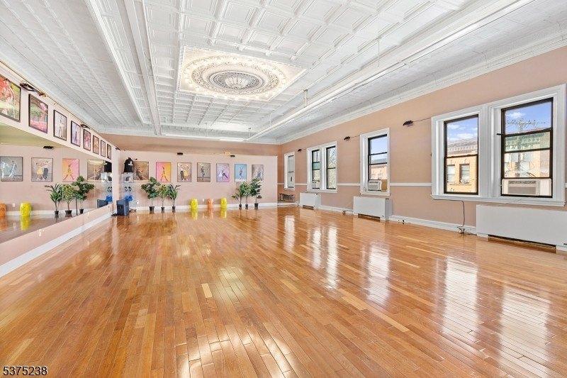 Property Image for 16 W Black Well St6S War