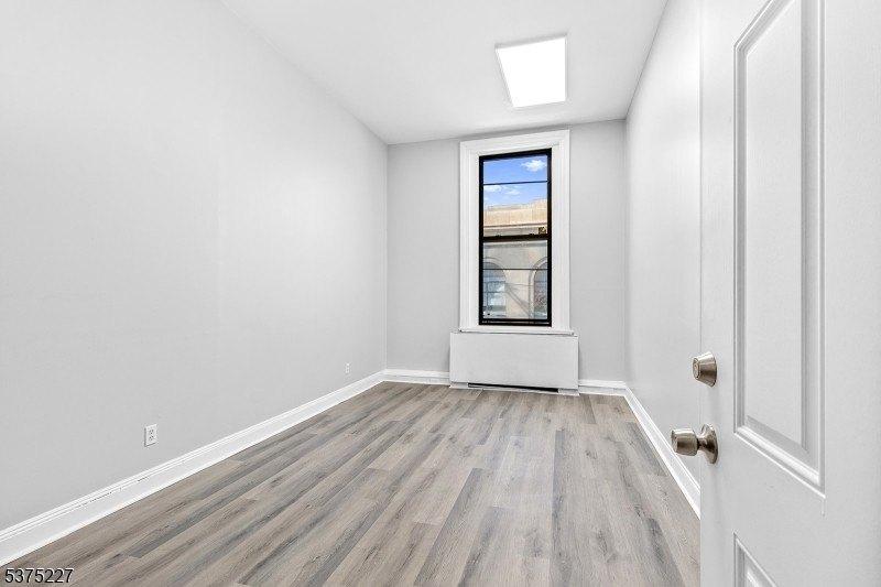 Property Image for 16 W Black Well St6S War