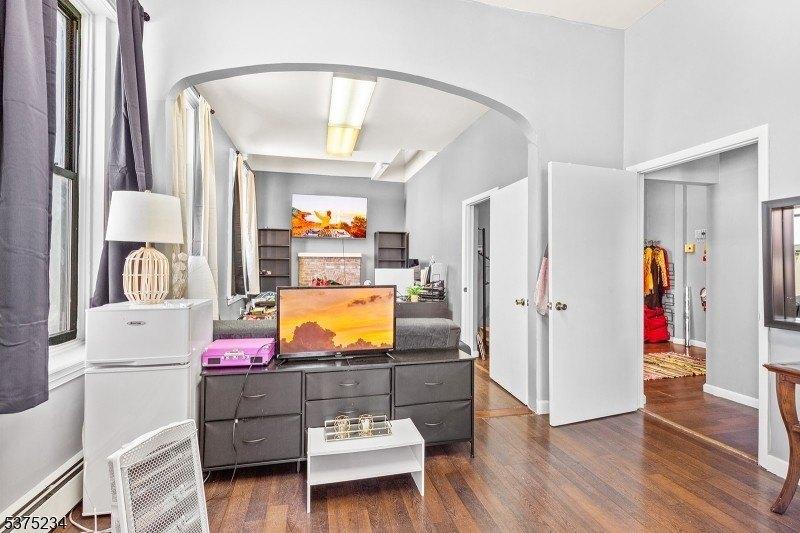 Property Image for 16 W Black Well St6S War