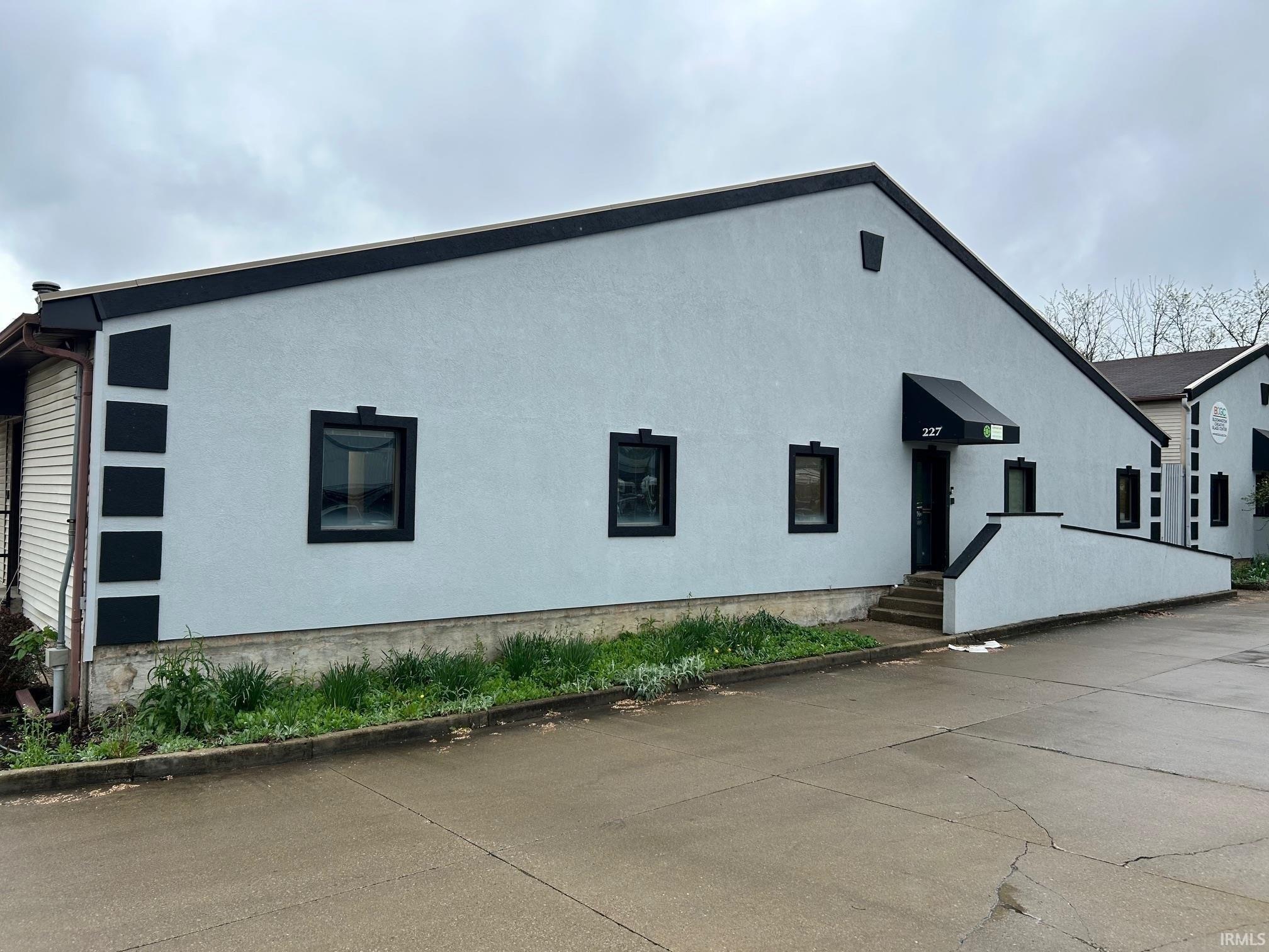 Property Image for 227 W Grimes Lane