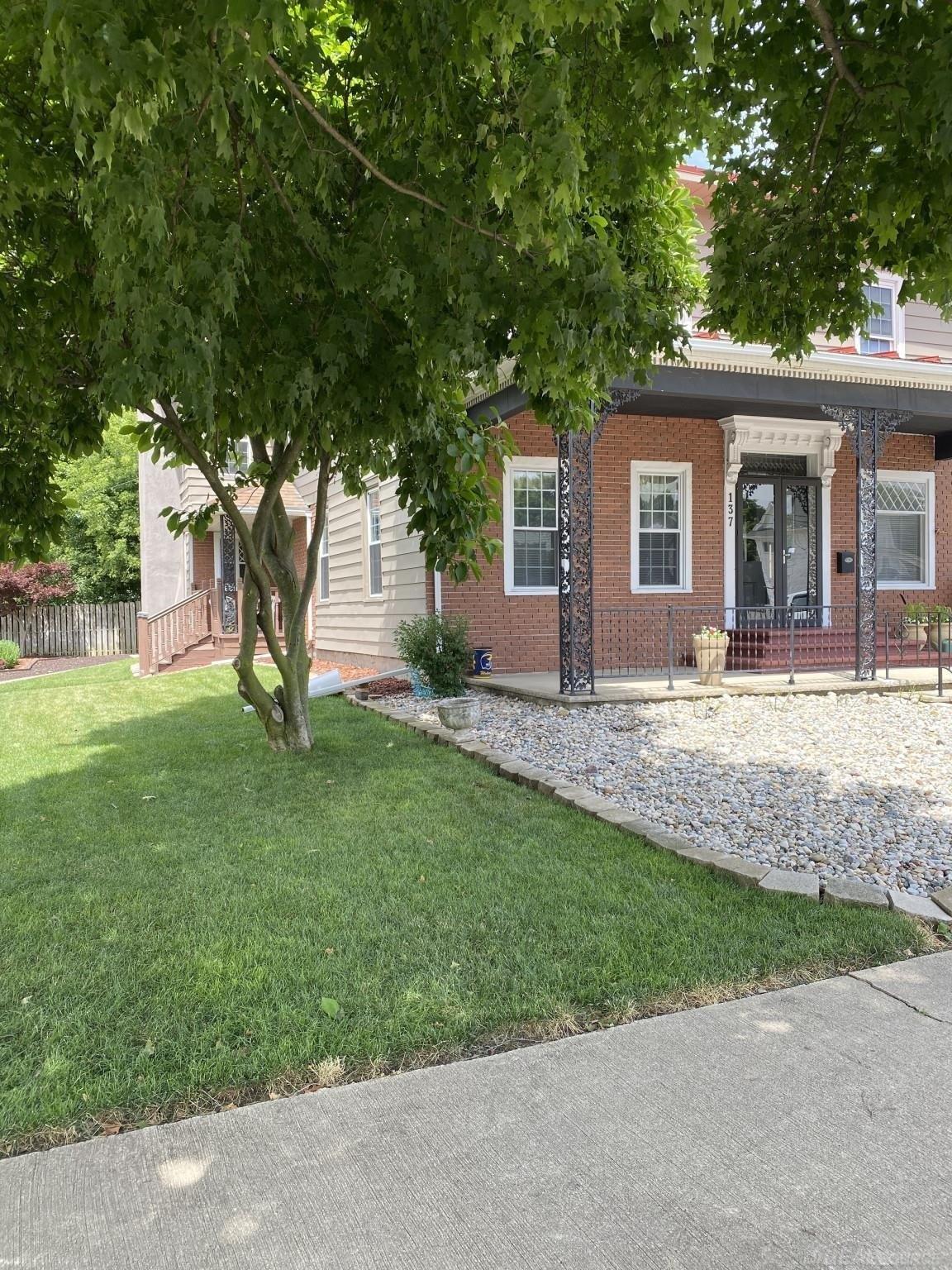Real Estate Agents Adrian Mi