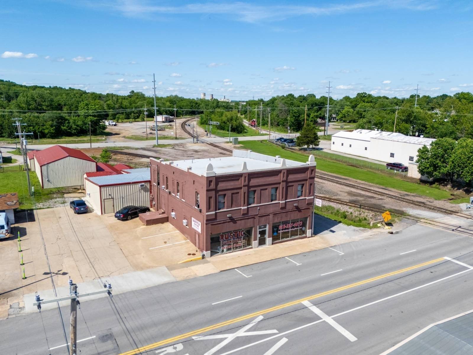 Property Image for 619 E Dewey Ave.