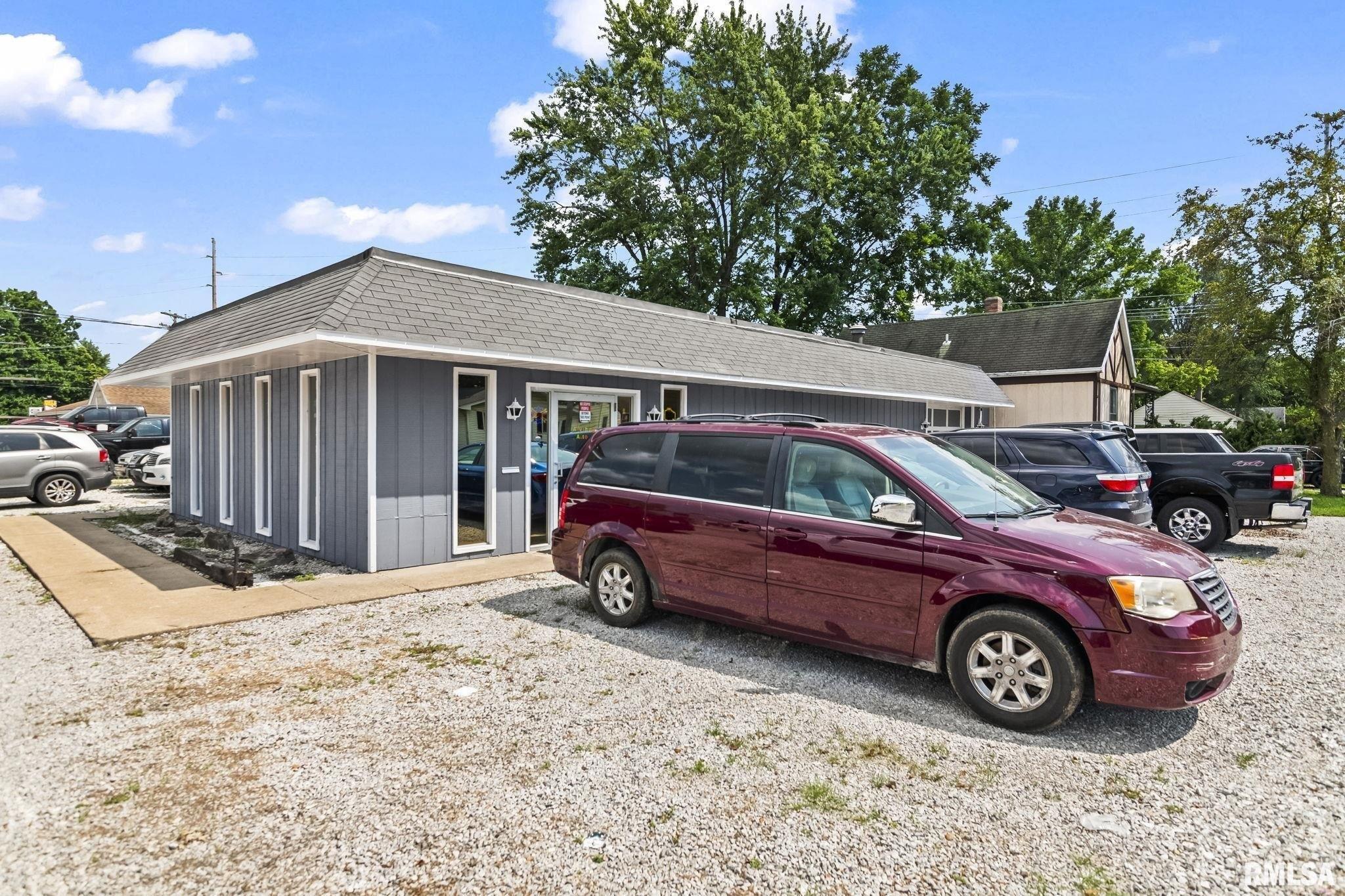 Property Image for 2500 E North Grand Avenue