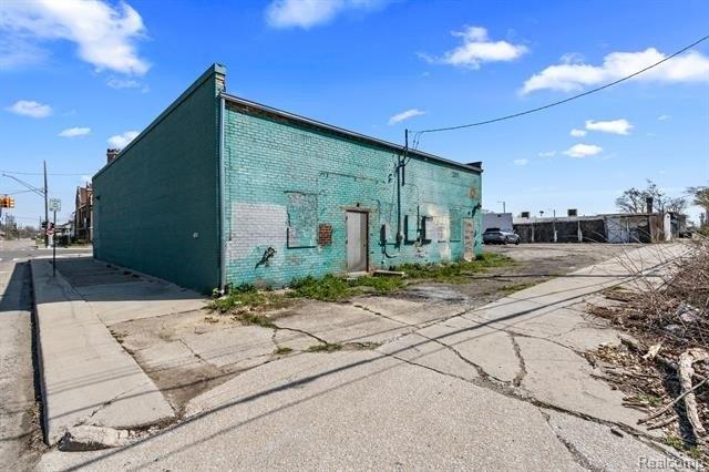 Property Image for 341 W 7 MILE Road