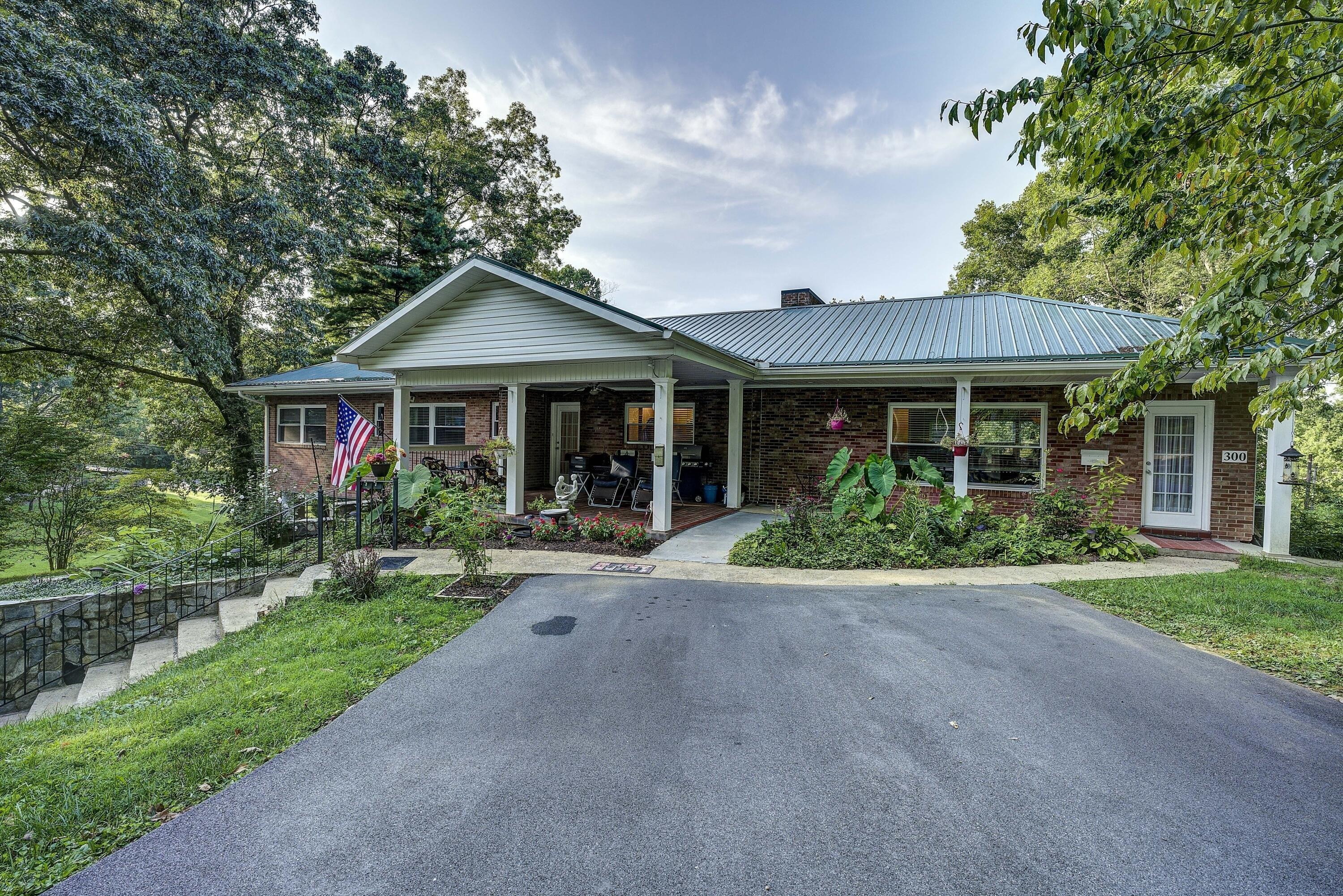 300 Castlewood Court, Johnson City, TN 37601 MLS 9960634 CENTURY 21