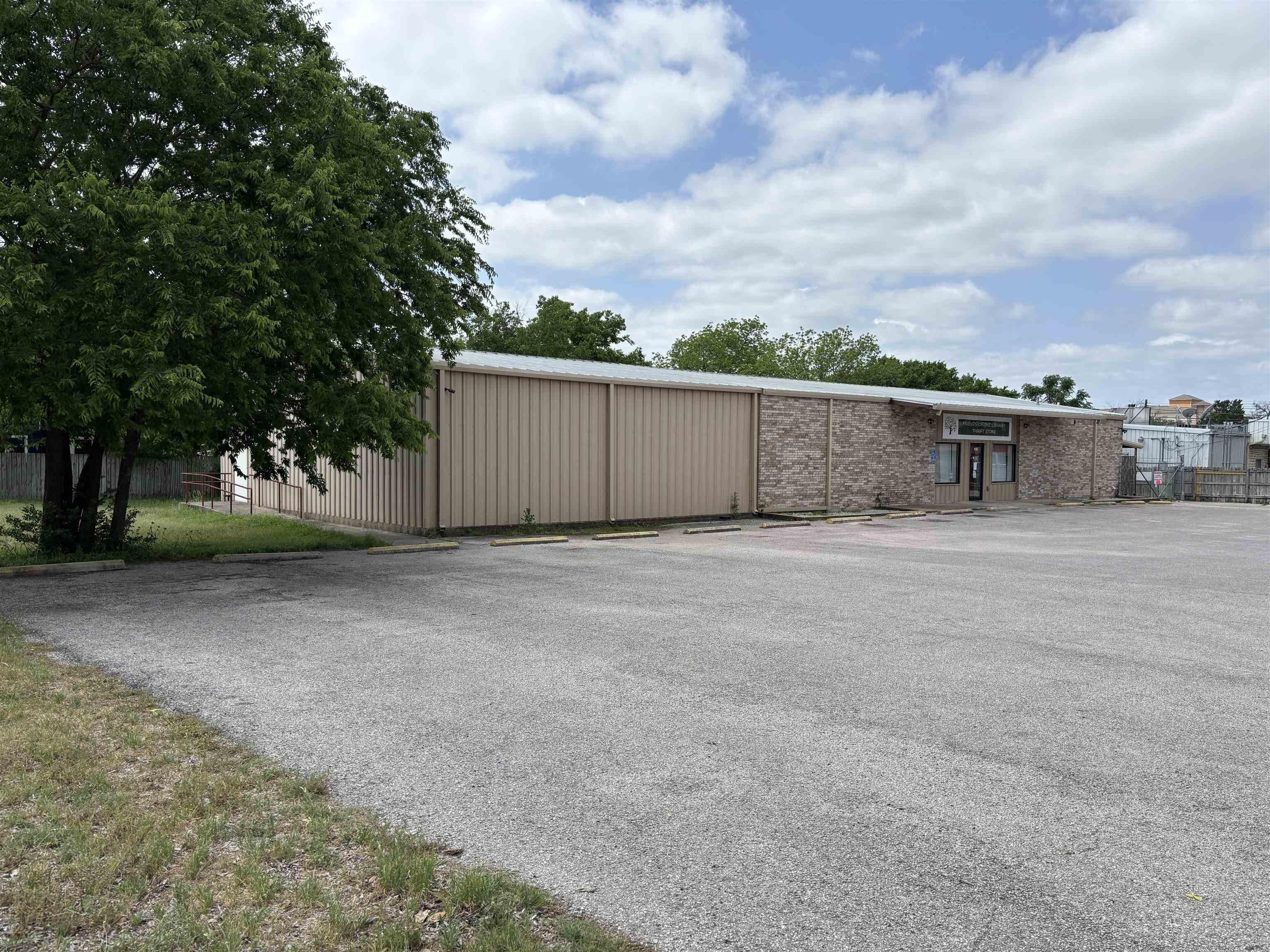 Property Image for 105 W Pecan St