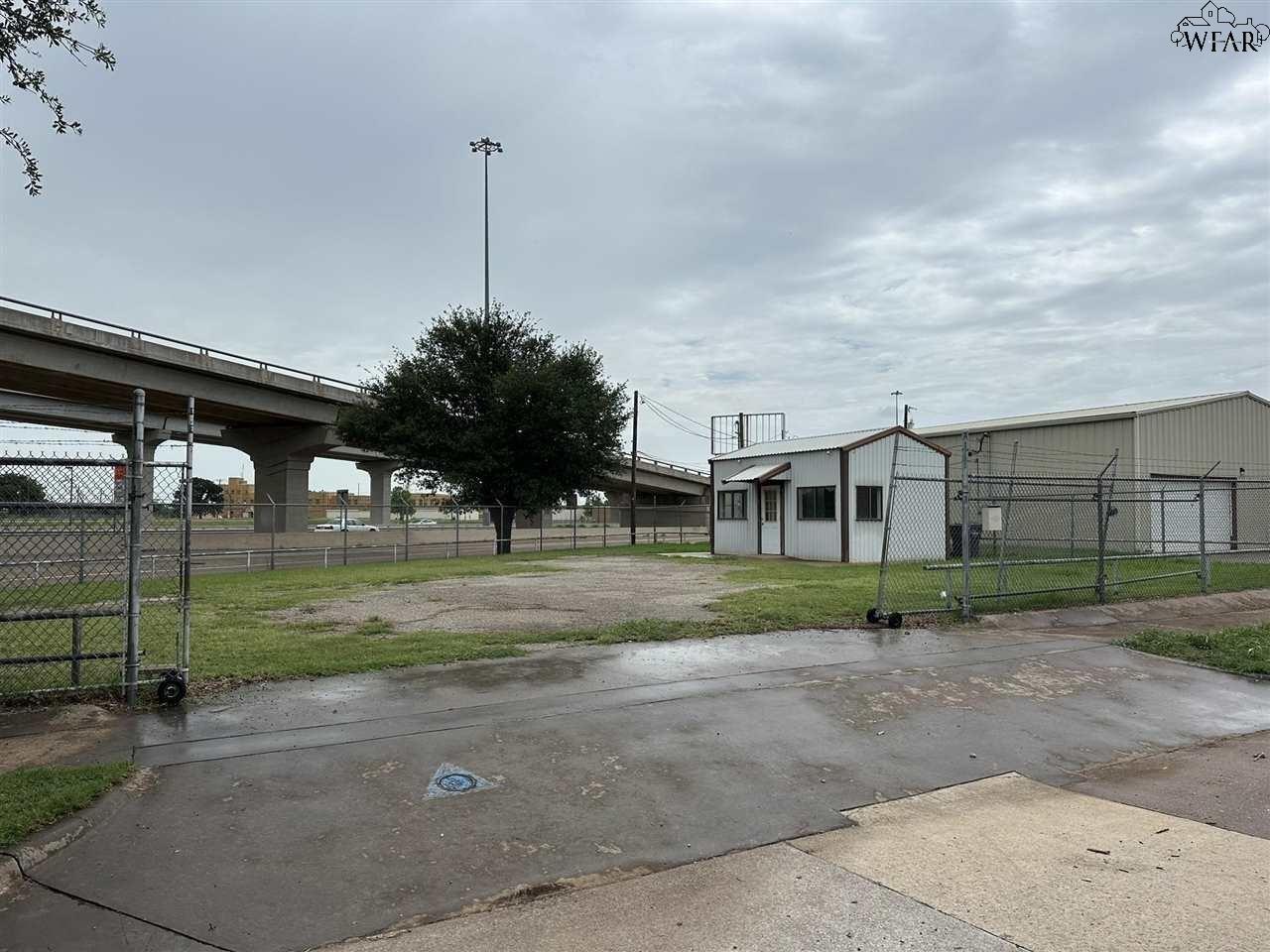 Property Image for 219 E Central Freeway
